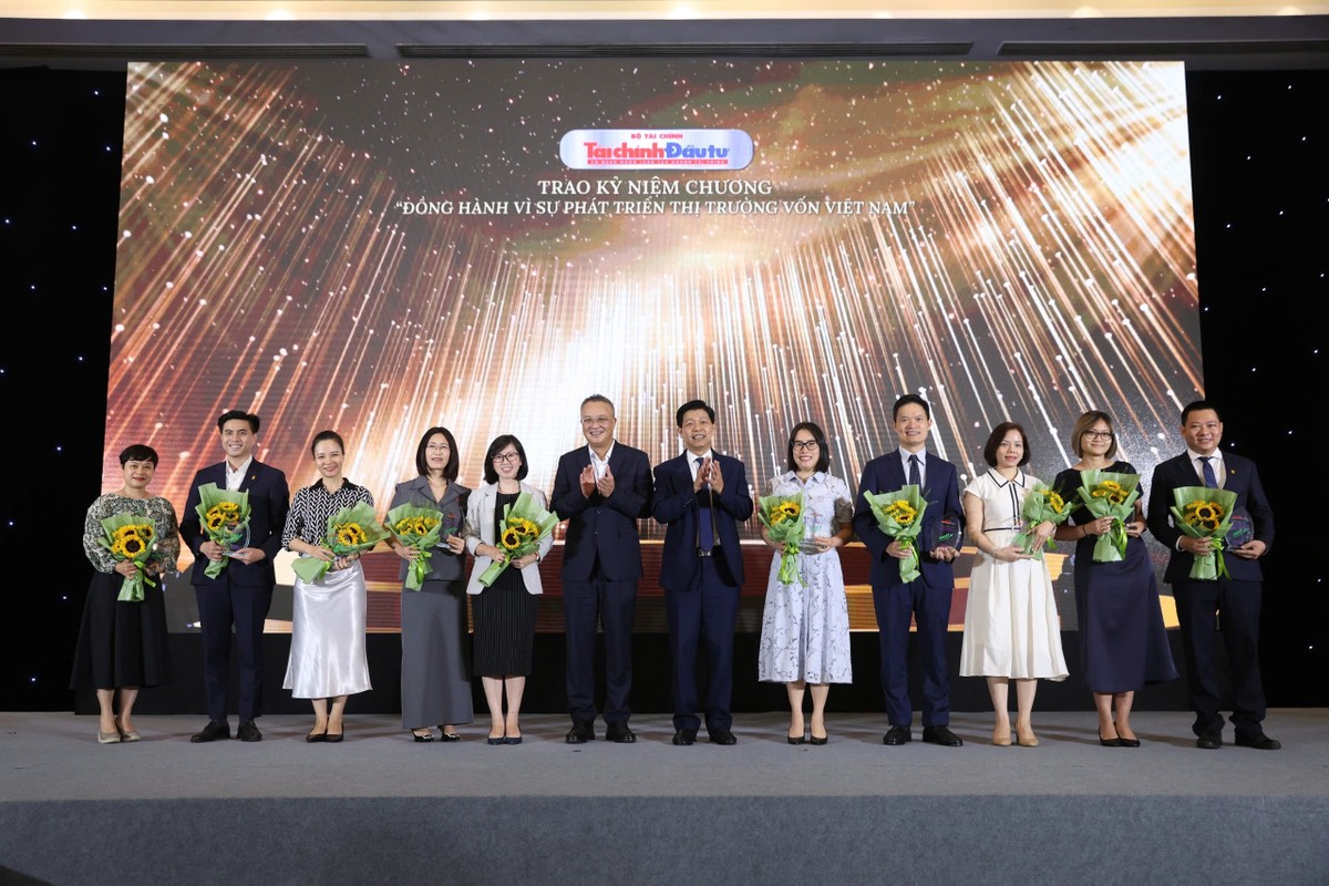Đại diện các công ty nhận kỷ niệm chương chụp ảnh lưu niệm với ông Bùi Hoàng Hải ,Phó Chủ tịch UBCK 99Kl99 trực tiếp đá gà và ông Đặng Khánh Thành, Tổng Biên tập Báo Kl991.com nạp rút nhanh - Kl99ok phiên bản mới.