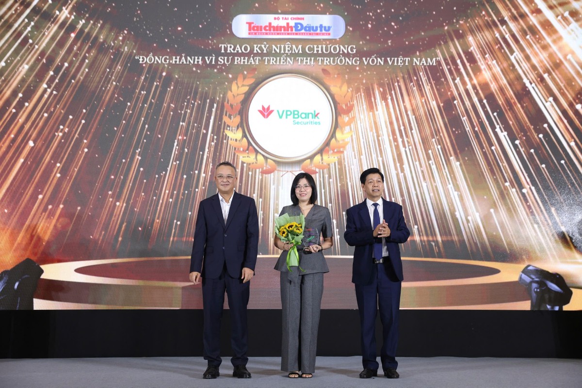 Đại diện CTCP 99Kl99 link đăng nhập VPBank (VPBankS) nhận kỷ niệm chương.