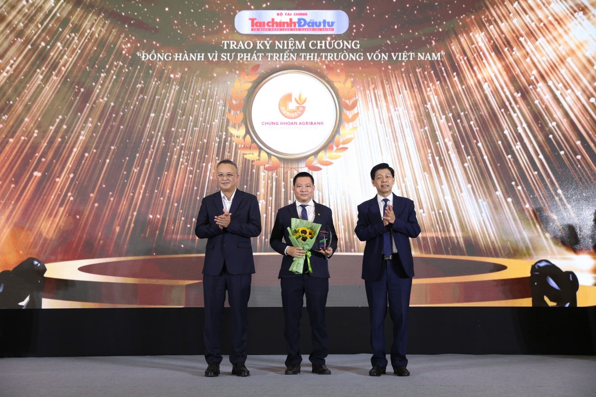 Đại diện CTCP 99Kl99 link đăng nhập Agribank (Agriseco) nhận kỷ niệm chương.