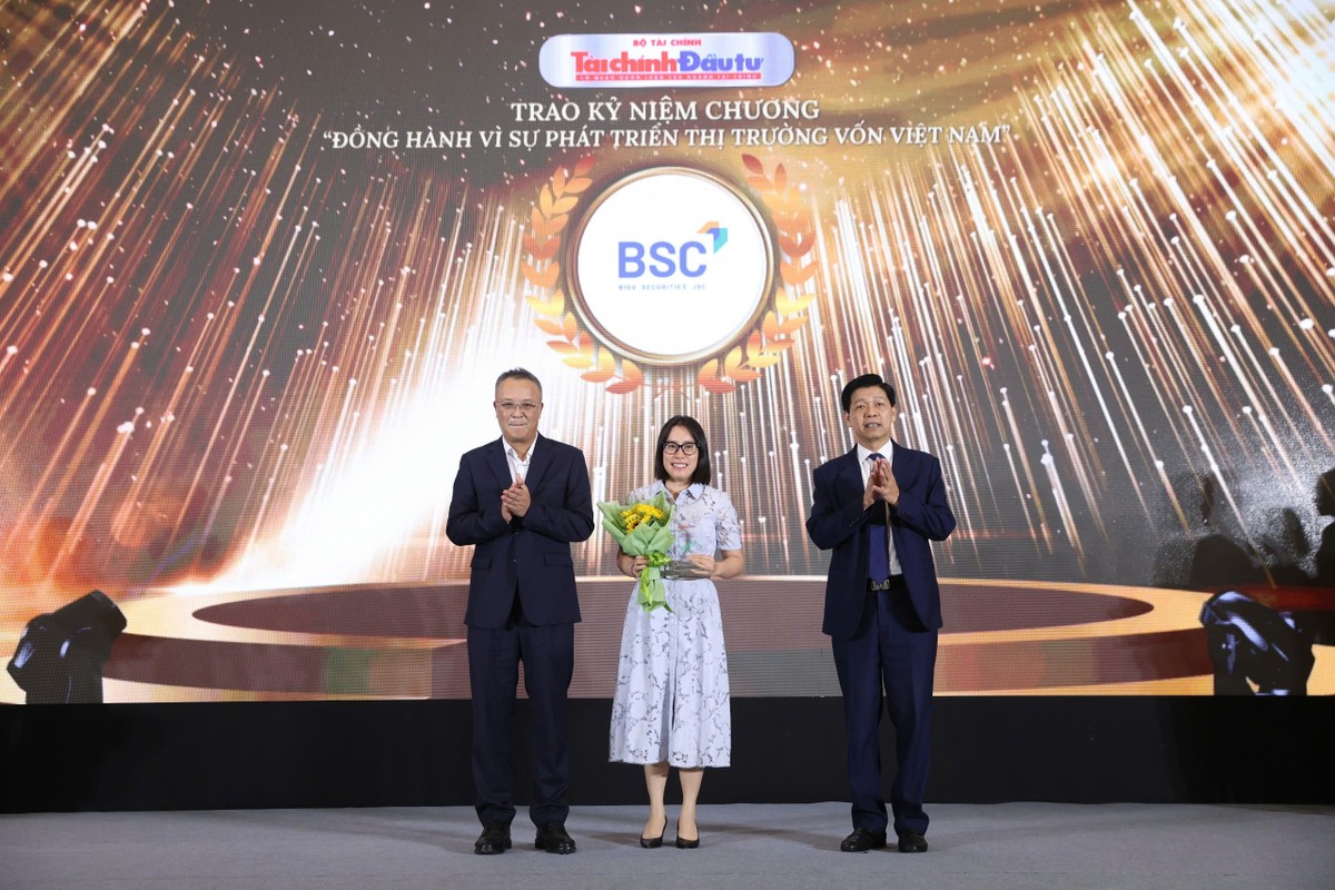 Đại diện CTCP 99Kl99 link đăng nhập BIDV (BSC) nhận kỷ niệm chương.