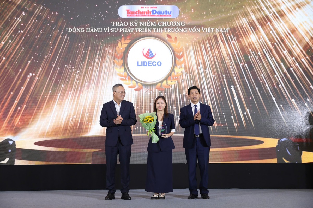 Đại diện CTCP Phát triển Đô thị Từ Liêm (Lideco) nhận kỷ niệm chương.