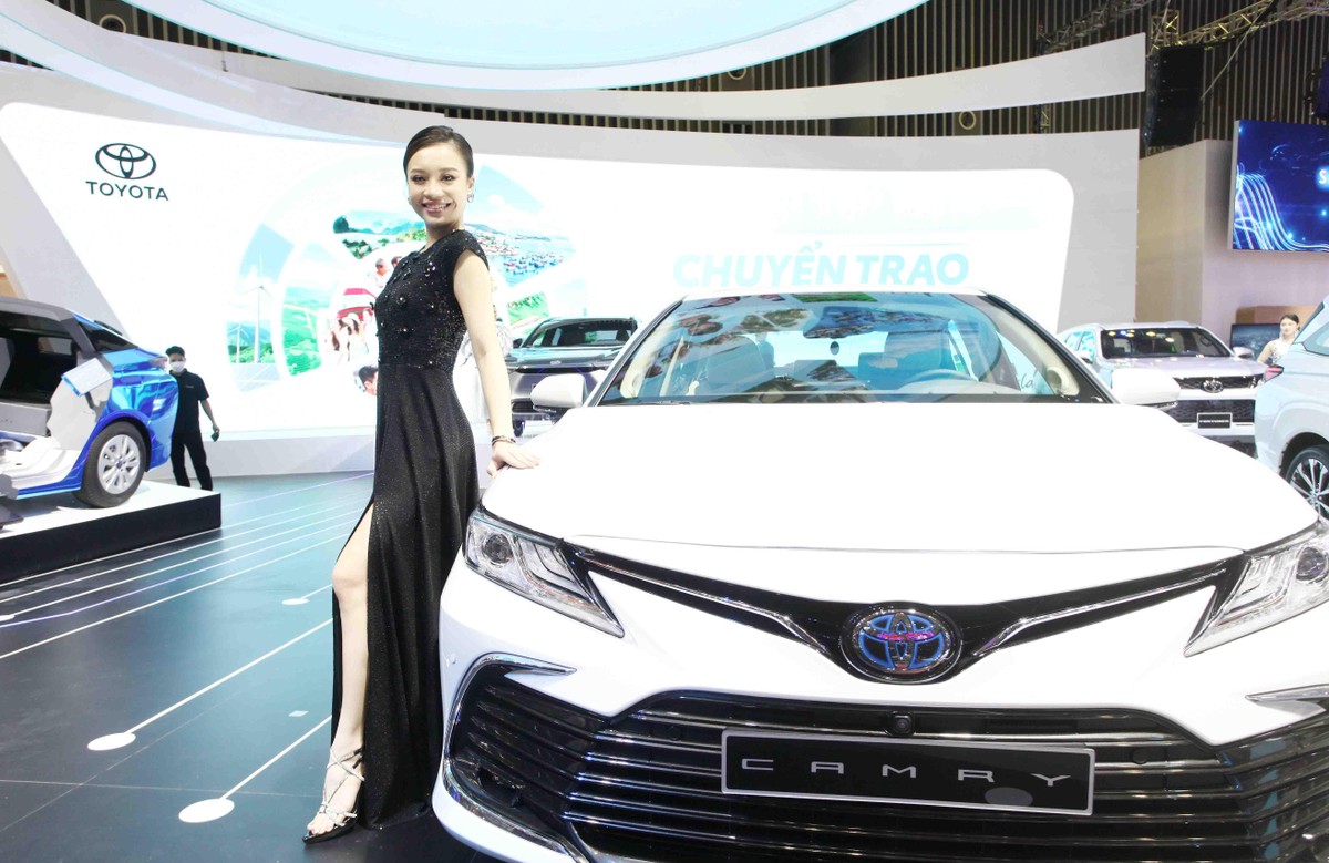 Người đẹp giới thiệu xe của hãng Toyota.