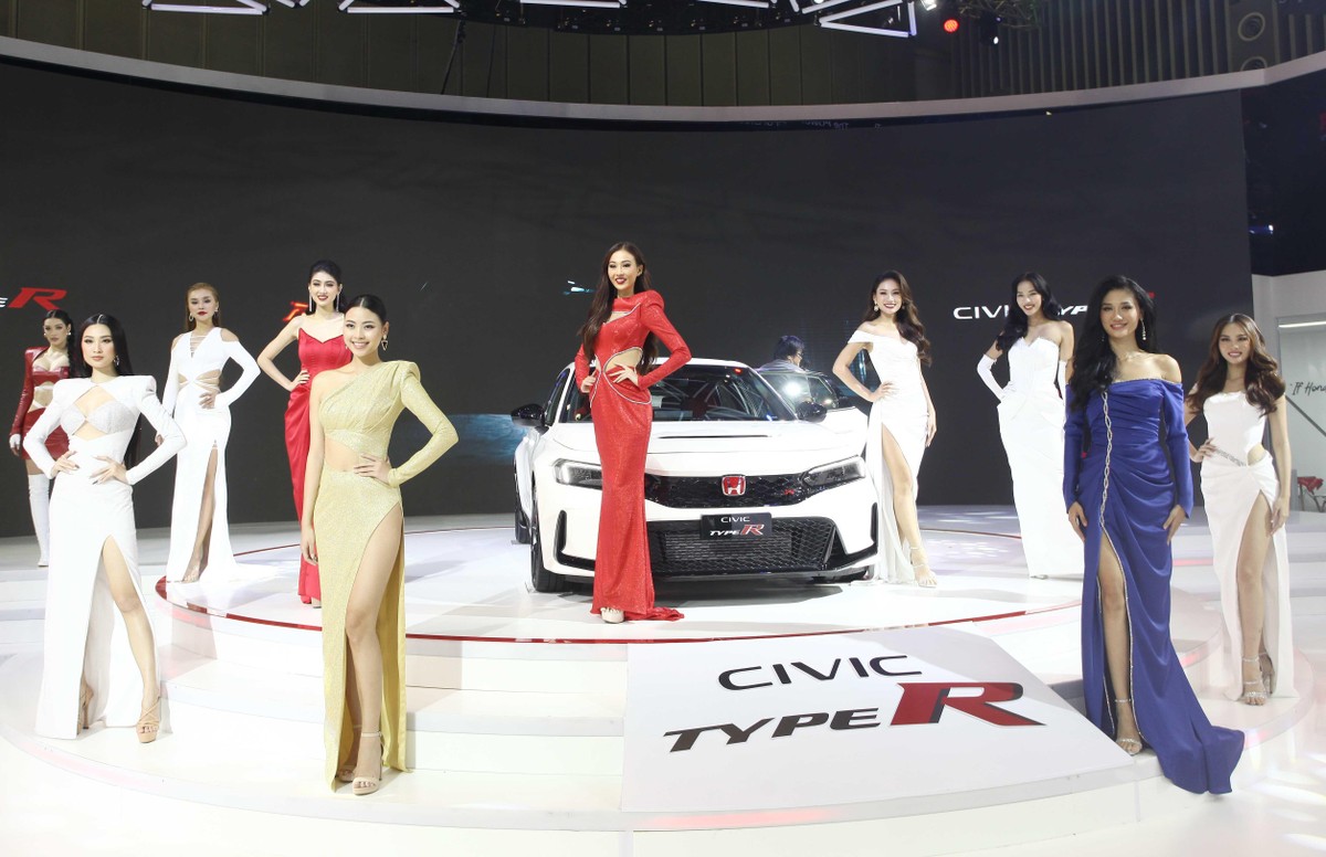 Những người đẹp giới thiệu hãng xe Honda.
