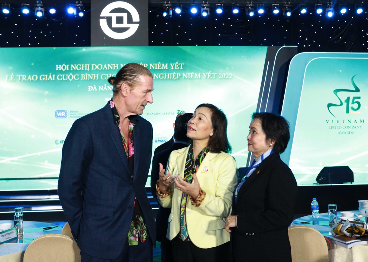Ông Dominic Scriven, OBE, Chủ tịch Công ty Quản lý quỹ Dragon Capital, đơn vị tài trợ duy nhất cho Cuộc bình chọn trao đổi với bà Hà Thị Thu Thanh, Chủ tịch Viện Thành viên Hội đồng Quản trị Việt Nam và bà Cao Thị Ngọc Dung, Chủ tịch HĐQT PNJ.