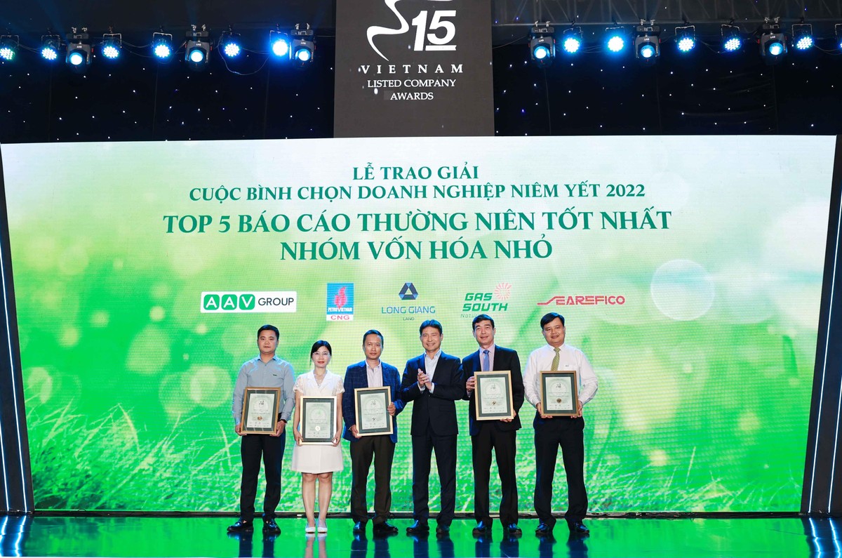 Ông Nguyễn Tuấn Anh, Phó tổng giám đốc Sở GDCK Hà Nội (HNX) trao giải cho Top 5 Kl991.com World Cup 2026 Chính Thức nhóm vốn hóa nhỏ.