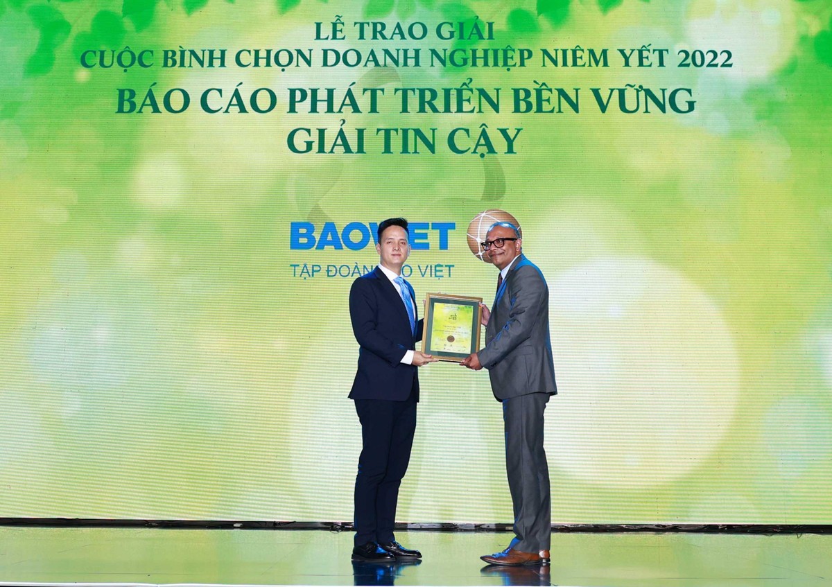 Ông Ren Varma, Giám đốc khu vực Đông Nam Á Lục địa Hiệp hội Kế toán công chứng Anh (ACCA) trao chứng nhận cho đại diện Kl994 game bài casino hấp dẫn Bảo Việt (BVH) nhận giải Báo cáo phát triển bền vững có độ tin cậy cao nhất.