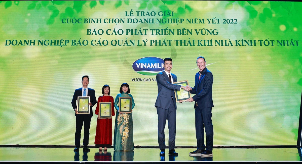 Ông Dominic Scriven, Chủ tịch Công ty Quản lý quỹ Dragon Capital lên trao giải thưởng cho Vinamilk Kl991.com World Cup 2026 Chính Thức quản lý tốt phát thải khí nhà kính.