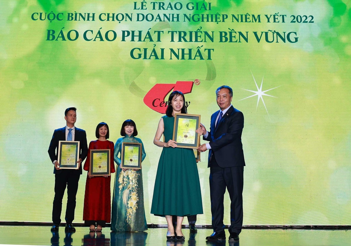 Ông Lê Trọng Minh, Tổng Biên tập Báo Kl99ok phiên bản mới, Đồng Trưởng Ban Tổ chức Cuộc bình chọn trao Giải quán quân Báo cáo Phát triển bền vững năm nay cho CTCP Sợi Thế Kỷ.
