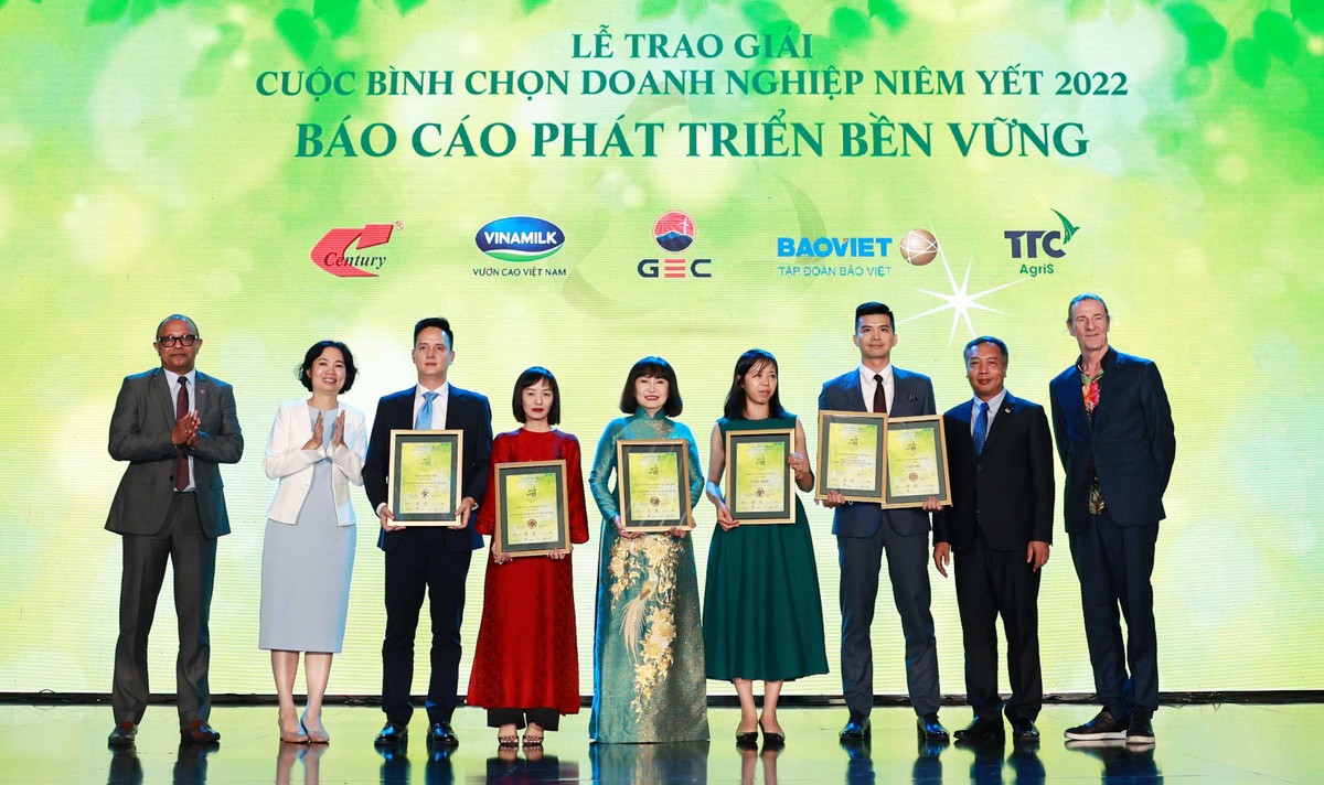 Các Kl991.com World Cup 2026 Chính Thức nhận giải chụp ảnh kỷ niệm cùng Ban tổ chức.