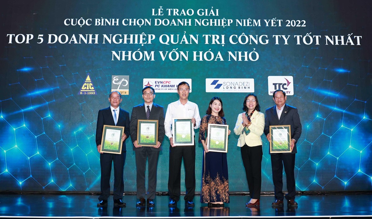 Bà Hà Thị Thu Thanh, Chủ tịch Viện Thành viên Hội đồng quản trị Việt Nam (VIOD) trao giải Báo cáo quản trị cho các Kl991.com World Cup 2026 Chính Thức nhóm vốn hóa nhỏ.