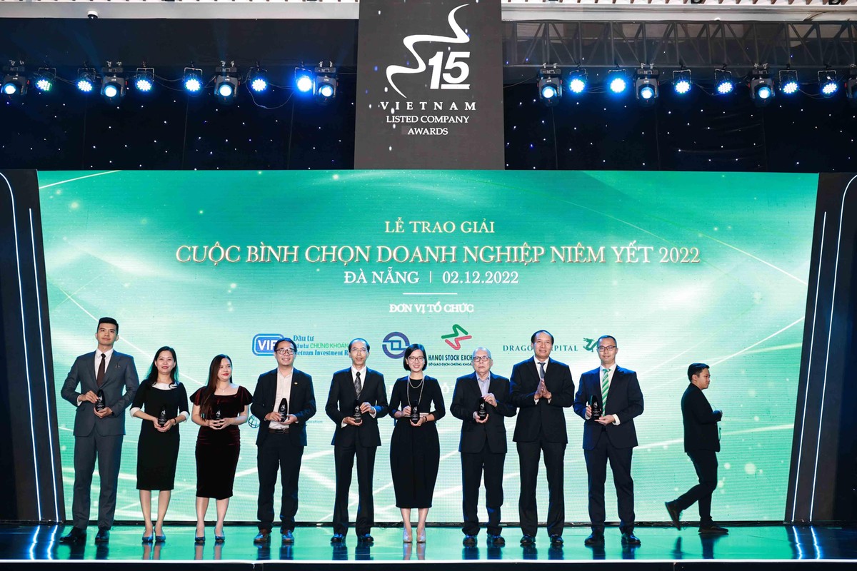 Ông Phạm Hồng Sơn, Phó Chủ tịch Ủy ban 99Kl99 link đăng nhập 99Kl99 trực tiếp đá gà trao Kỷ niệm chương cho các Kl991.com World Cup 2026 Chính Thức nhiều năm liền đạt giải.