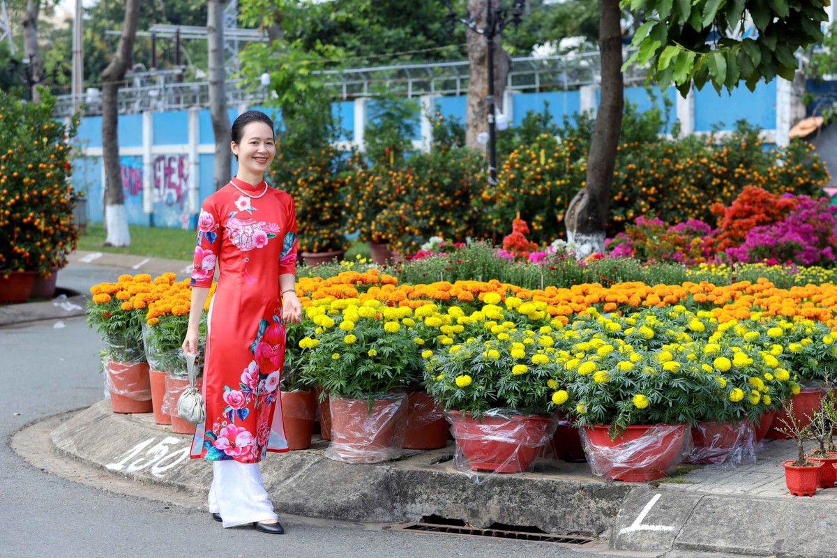 Chị Phạm Thanh Trâm "Giữa rừng hoa xuân rực rỡ là những “Đóa hoa di động” tạo nên cảnh sắc vui tươi, nhộn nhịp. Các chị em đến đâu đều tỏa sáng đến đó"