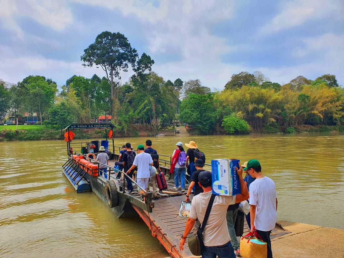 Ban quản lý quy định du khách không được mang túi nhựa vào rừng để bảo vệ môi trường.