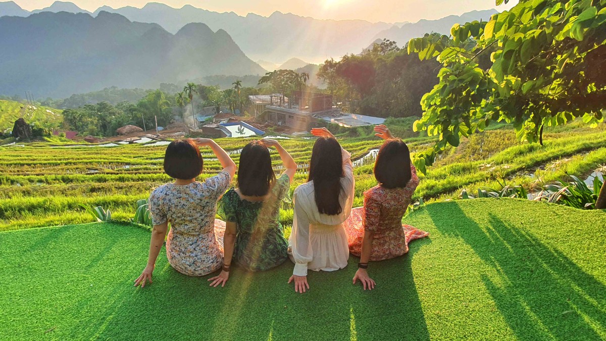 Du khách thập phương vượt đường xa đến với Pù Luông để săn mây và ngắm bình minh.