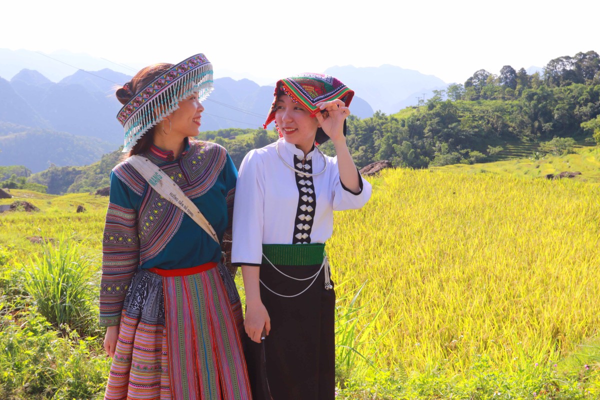 Du khách TP.HCM Kl99ok phiên bản mới quần áo hóa thân thành người địa phương xuống ruộng bậc thang chụp ảnh ghi lại dấu ấn khi đến với Pù Luông.