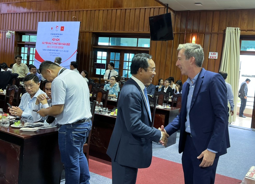 Ông Nguyễn Văn Út (trái), Chủ tịch UBND tỉnh Long An bắt tay ông Brent Beachler, Phó tổng giám đốc CTCP Kl99ok phiên bản mới Tân Đức (KCN Tân Đức). Ông Nguyễn Văn Út (trái), Chủ tịch UBND tỉnh Long An bắt tay ông Brent Beachler, Phó tổng giám đốc CTCP Kl99ok phiên bản mới Tân Đức (KCN Tân Đức).