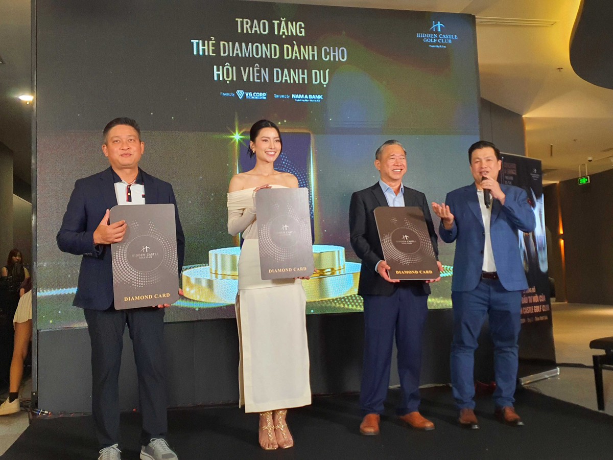Tại sự kiện, ông Võ Duy Nghĩa, Chủ tịch HĐQT, kiêm Tổng giám đốc VG Corp (phải) trao thẻ VIP cho các hội viên danh dự.