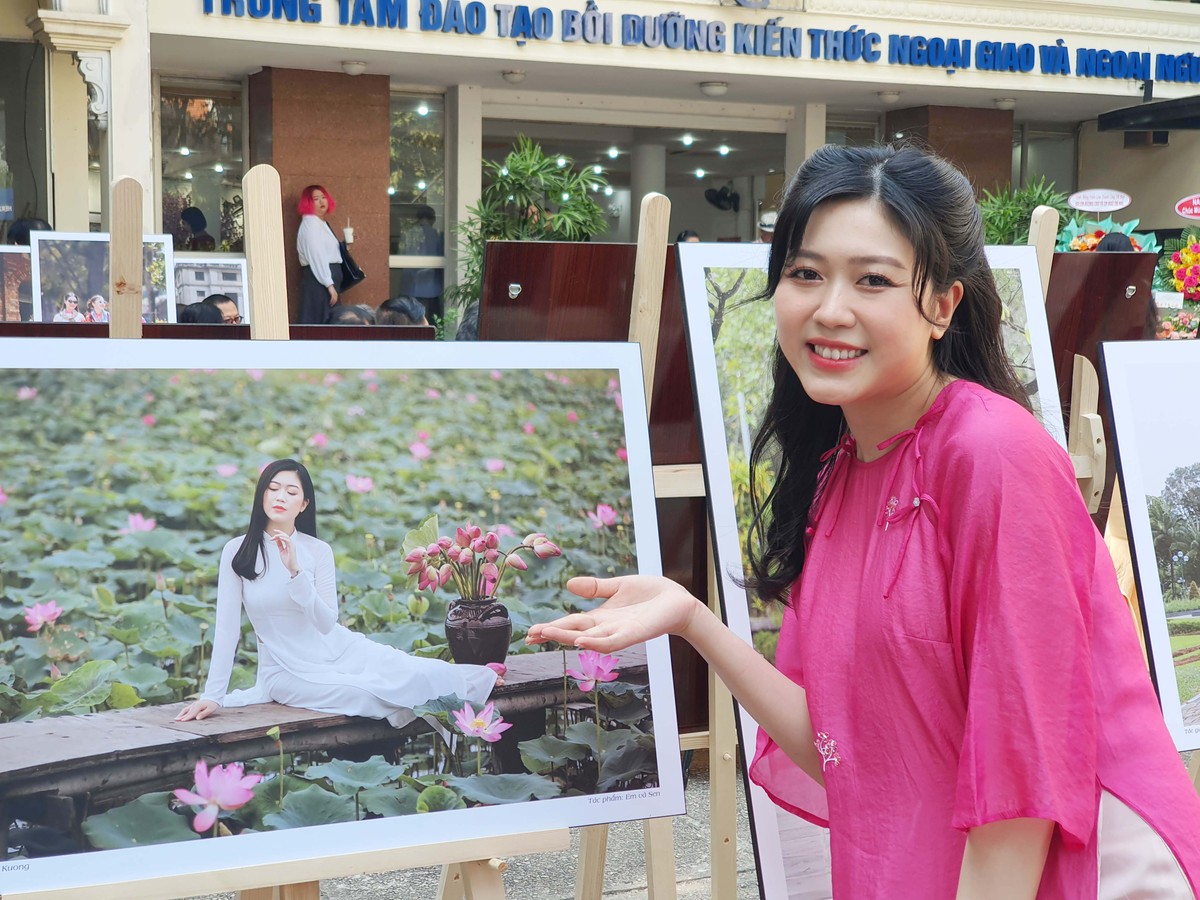 Nhân vật chính trong tác phẩm "Em và sen" Nhân vật chính trong tác phẩm "Em và sen"