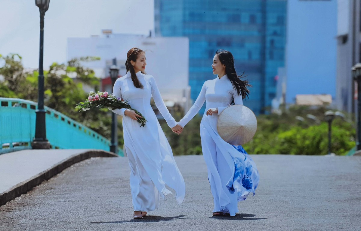 Tác phẩm "Áo dài xuống phố" Tác phẩm "Áo dài xuống phố"