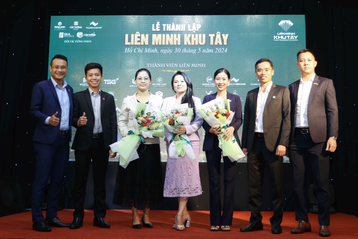 Ban điều hành Liên minh khu tây tặng hoa cho các đối tác tại sự kiện ra mắt liên minh.