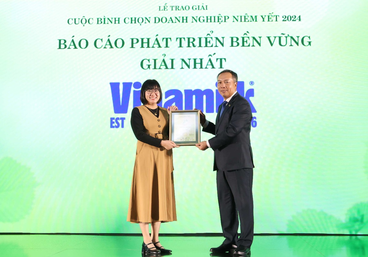 Ông Lê Trọng Minh, Tổng Biên tập Báo Kl99ok phiên bản mới, đồng Trưởng Ban Tổ chức Cuộc bình chọn trao chứng nhận Giải quán quân Báo cáo Phát triển bền vững năm nay cho CTCP Sữa Việt Nam (Vinamilk).