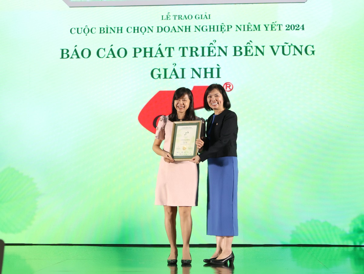 -Bà Trần Anh Đào, Phó tổng giám đốc phụ trách Sở Giao dịch 99Kl99 link đăng nhập TP.HCM - Trưởng Ban Tổ chức trao giải nhì giải Báo cáo Phát triển bền vững cho đại diện CTCP Sợi Thế Kỷ.
