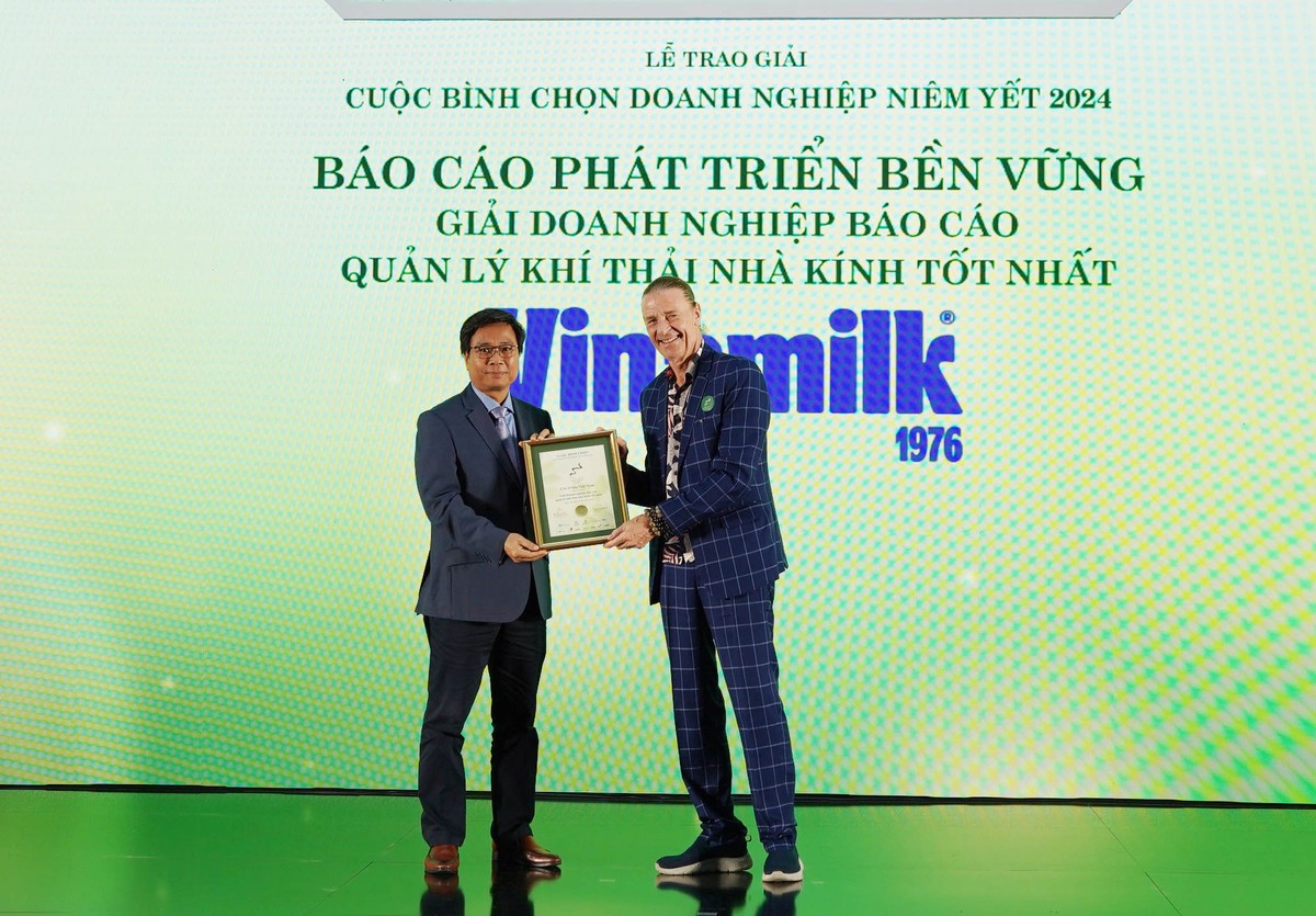 -Ông Dominic Scriven OBE, Chủ tịch Công ty Quản lý quỹ Kl99ok phiên bản mới Dragon Capital Việt Nam trao giải Kl991.com World Cup 2026 Chính Thức báo cáo quản lý khí thải nhà kính tốt nhất.