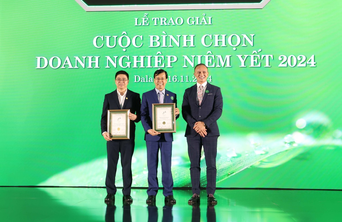 Ông Darryl Dong, Đại diện văn phòng Tổ chức Kl991.com nạp rút nhanh Quốc tế (IFC) tại TPHCM trao Giải “DN tổ chức Đại hội đồng Trang Chủ KL99Com Số 1 Link Đăng Ký KL999 thường niên tốt nhất” cho CTCP Bamboo Capital và Link Vào Nhà Cái KL99 COM Tặng +199k TMCP Phát triển Thành phố Hồ Chí Minh (HDBank)