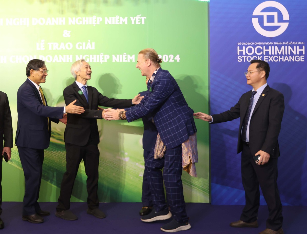 Ông Dominic Scriven OBE, Chủ tịch công ty Quản lý quỹ Kl99ok phiên bản mới Dragon Capital Việt Nam vui mừng gặp lại các thành viên trong Hội đồng bình chọn.