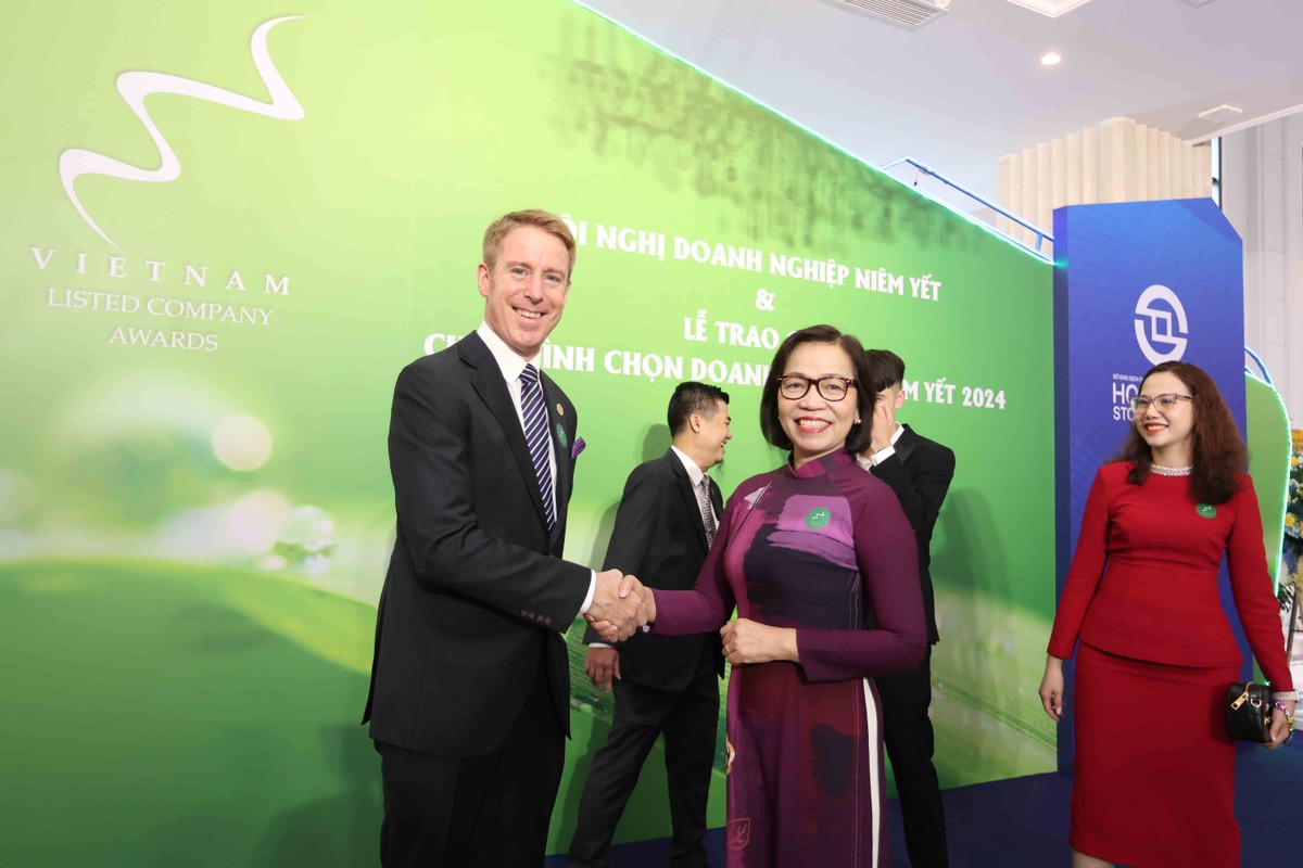 Bà Hà Thu Thanh, Chủ tịch Viện Thành viên Hội đồng quản trị Việt Nam (VIOD) bắt tay trao đổi với các Kl991.com World Cup 2026 Chính Thức nhận giải.