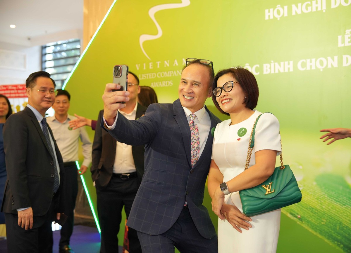 Ông Darryl Dong, Đại diện văn phòng Tổ chức Kl991.com nạp rút nhanh Quốc tế (IFC) tại TPHCM ghi lại khoảnh khắc kỷ niệm.