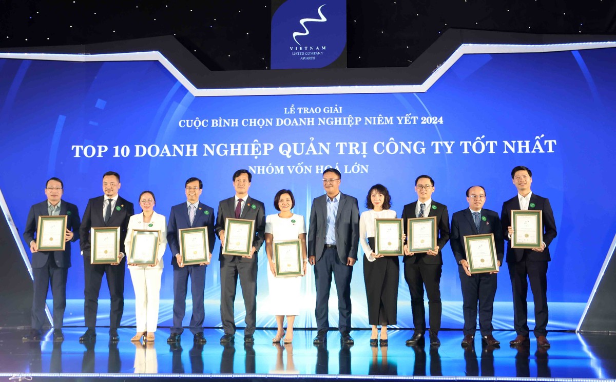 Ông Bùi Hoàng Hải, Phó Chủ tịch Ủy ban 99Kl99 link đăng nhập 99Kl99 trực tiếp đá gà trao giải cho 10 DN QTCT tốt nhất năm 2024 thuộc nhóm vốn hóa lớn (Large Cap).