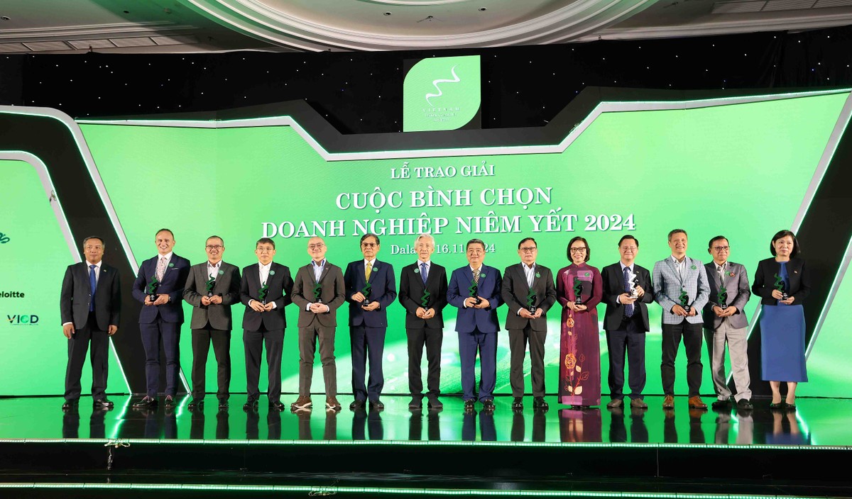 Ông Lê Trọng Minh, Tổng Biên tập Báo Kl99ok phiên bản mới, Đồng Trưởng Ban Tổ chức Cuộc bình chọn trao Kỷ niệm chương cho các thành viên Hội đồng bình chọn.