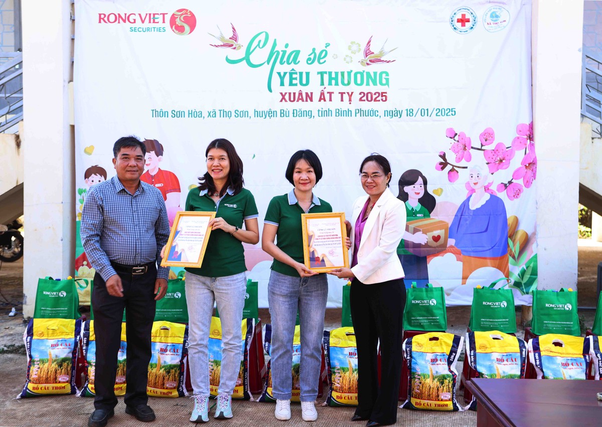 Đại diện Rồng Việt nhận thư cám ơn từ chính quyền địa phương. Trong kế hoạch chương trình “Chia sẻ yêu thương-Xuân Ất Tỵ 2025” , Rồng Việt tiếp tục trao 30 phần tại TP.HCM, 50 phần tại Cần Thơ, và 200 phần tại Yên Bái