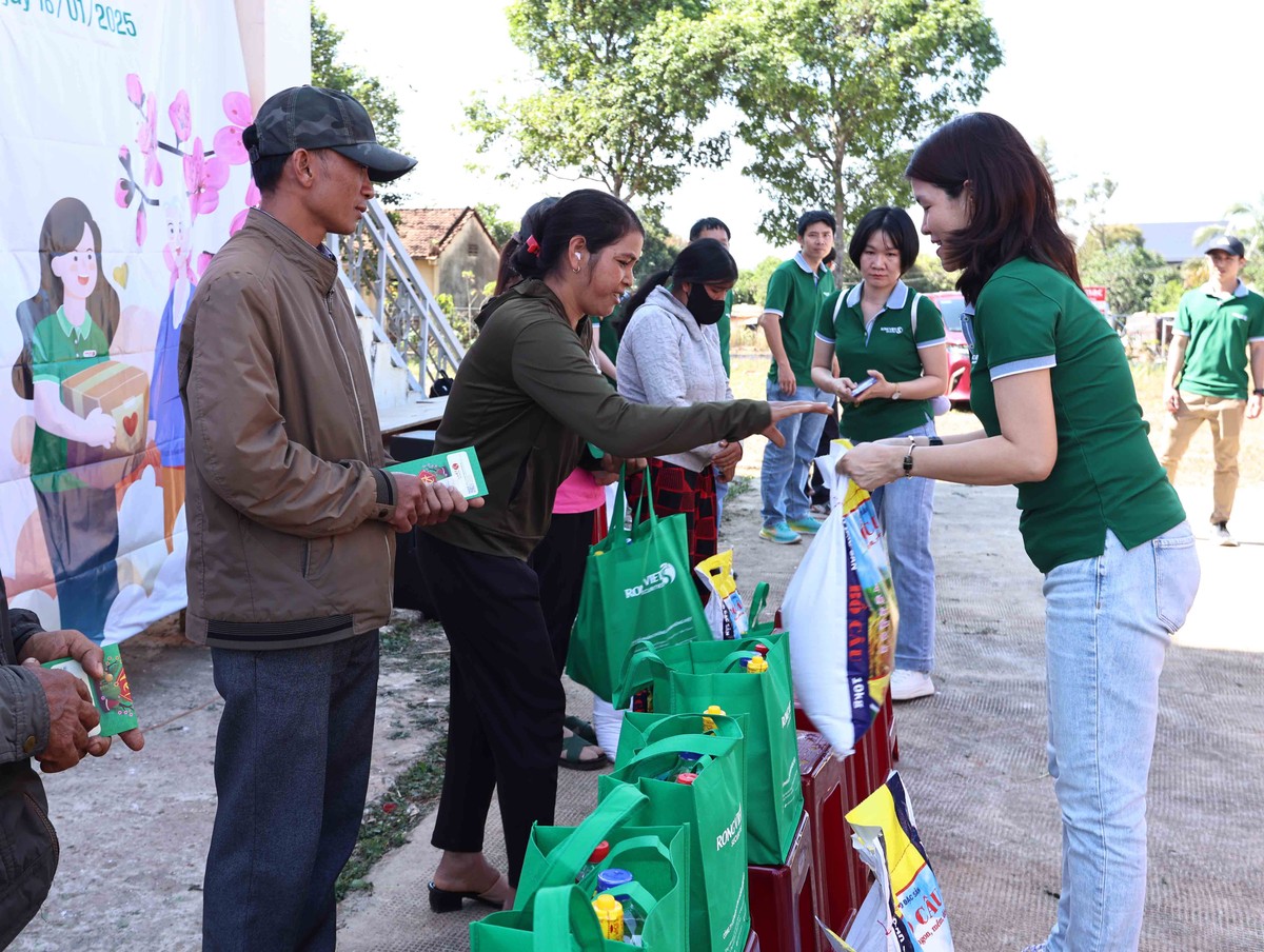 Bà Nguyễn Thị Thu Huyền, thành viên HĐQT kiêm Tổng giám đốc CTCP 99Kl99 link đăng nhập Rồng Việt trao quà cho những hoàn cảnh khó khăn