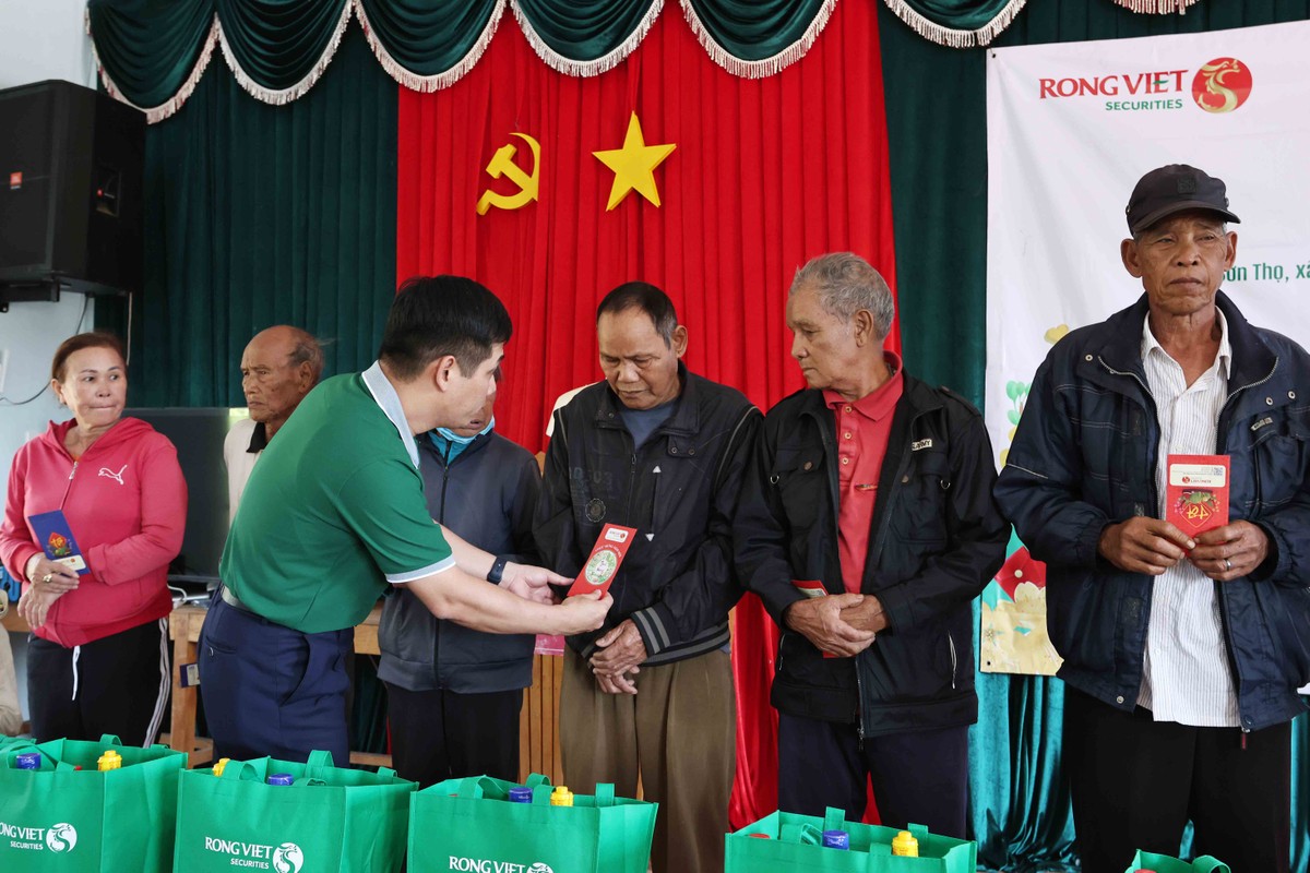 Ông Nguyễn Chí Trung, Thành viên HĐQT CTCP 99Kl99 link đăng nhập Rồng Việt trao quà tới những hoàn cảnh khó khăn tại thôn Sơn Thọ