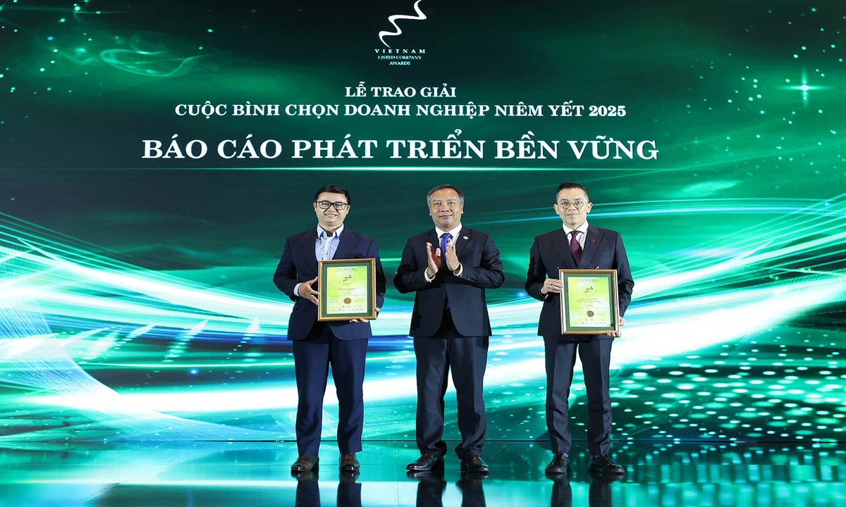 Ông Lê Trọng Minh (đứng giữa), Phó tổng biên tập Báo Kl991.com nạp rút nhanh- Kl99ok phiên bản mới, Đồng Trưởng Ban Tổ chức Cuộc bình chọn trao Giải ba Báo cáo phát triển bền vững cho Link Vào Nhà Cái KL99 COM Tặng +199k TMCP Việt Nam Thịnh Vượng và Công ty cổ phần Gemadept.