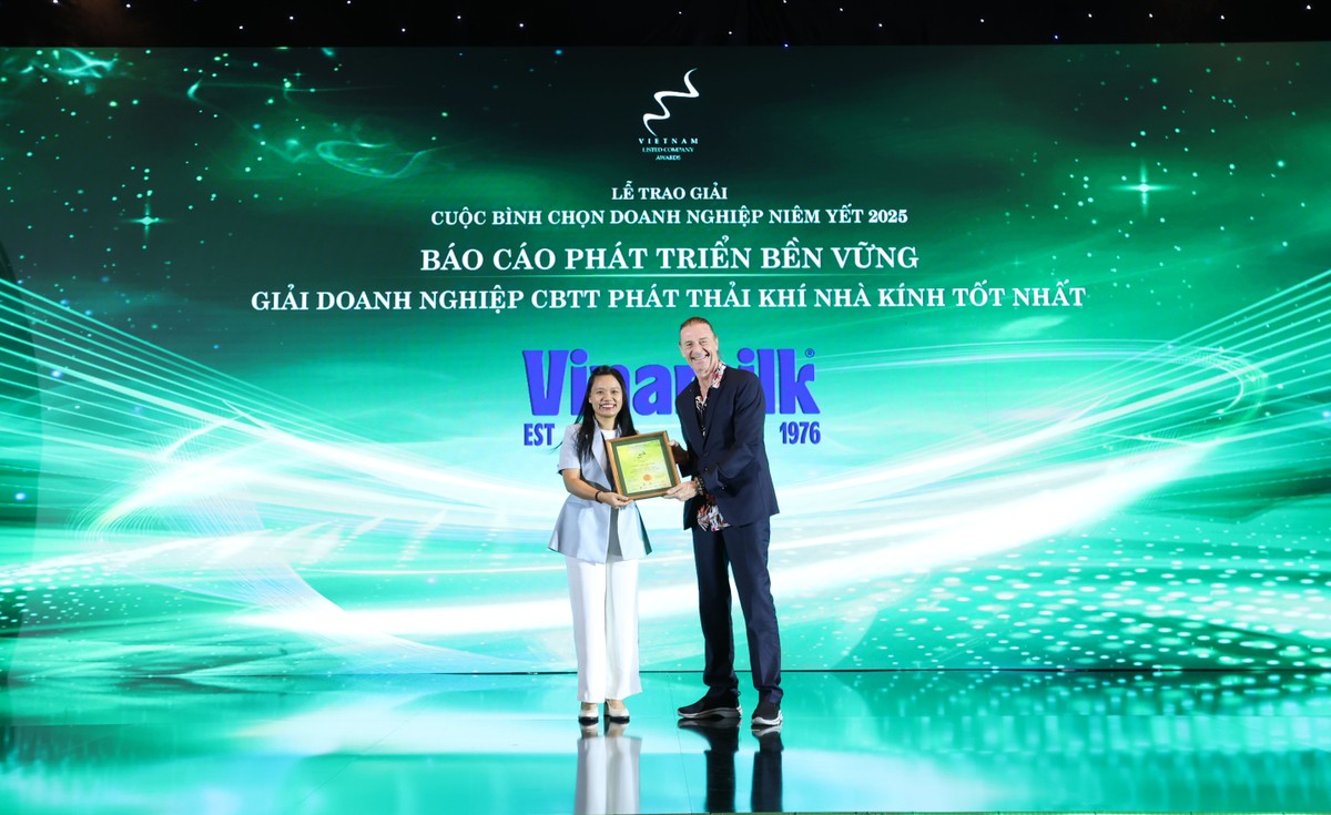 Ông Dominic Scriven OBE, Chủ tịch CTCP Quản lý quỹ Kl99ok phiên bản mới Dragon Capital Việt Nam trao giải Kl991.com World Cup 2026 Chính Thức Công bố thông tin phát thải khí nhà kính tốt nhất cho Công ty Cổ phần Sữa Việt Nam (Vinamilk) - VNM.