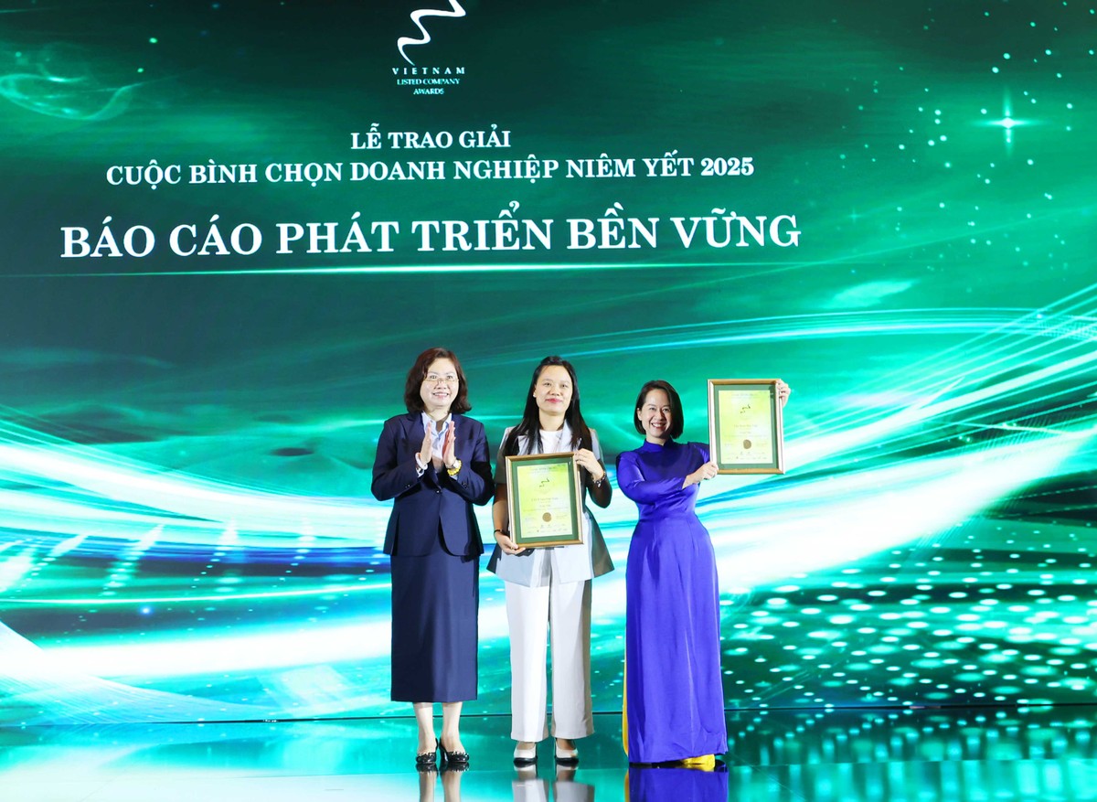 Bà Vũ Thị Chân Phương (trái), Chủ tịch Ủy ban 99Kl99 link đăng nhập 99Kl99 trực tiếp đá gà trao Giải Nhì ở hạng mục Báo cáo Phát triển Bền vững cho Kl994 game bài casino hấp dẫn Bảo Việt và Công ty cổ phần Sữa Việt Nam.