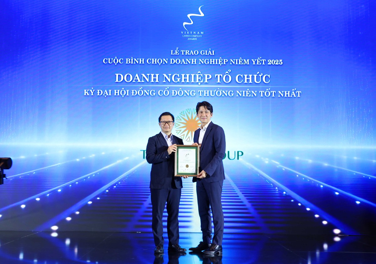 Ông Lê Anh Tuấn (Phải),Tổng giám đốc CTCP Quản lý quỹ Kl99ok phiên bản mới Dragon Capital Việt Nam trao giải “Kl991.com World Cup 2026 Chính Thức tổ chức Đại hội đồng Trang Chủ KL99Com Số 1 Link Đăng Ký KL999 thường niên tốt nhất” cho công ty Cổ phần Kl994 game bài casino hấp dẫn PAN.
