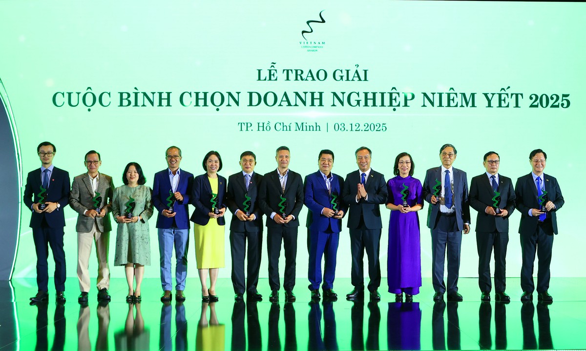 Ông Lê Trọng Minh, Phó tổng biên tập Báo Kl991.com nạp rút nhanh- Kl99ok phiên bản mới, Đồng Trưởng Ban Tổ chức Cuộc bình chọn trao Kỷ niệm chương cho các thành viên Hội đồng bình chọn.