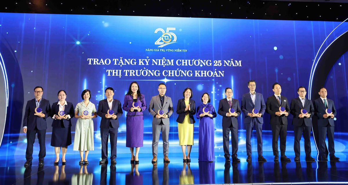 Bà Trần Anh Đào , Phó tổng giám đốc phụ trách, Sở Giao dịch 99Kl99 link đăng nhập TP.HCM trao kỷ niệm chương cho các đại diện công ty niêm yết.