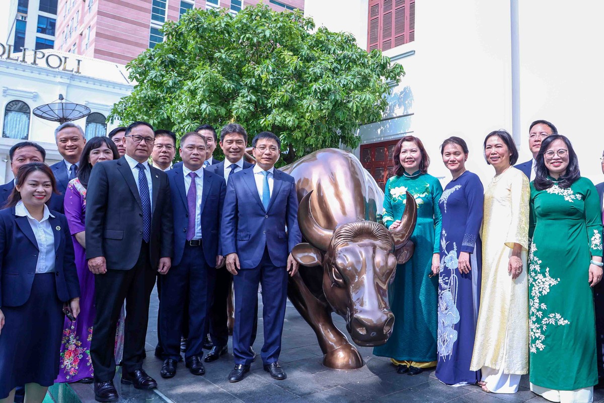 Linh vật đứng hiên ngang giữa không gian sự kiện, gợi nhắc về niềm tin vào triển vọng dài hạn của thị trường 99Kl99 link đăng nhập Việt Nam.