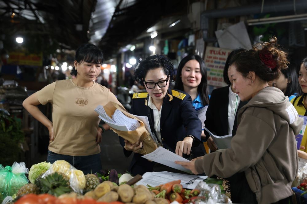 Công chức Thuế cơ sở 2, Thuế TP. Hà Nội hướng dẫn các hộ Kl992 VIP Trang Chủ 2026 kê khai thuế.