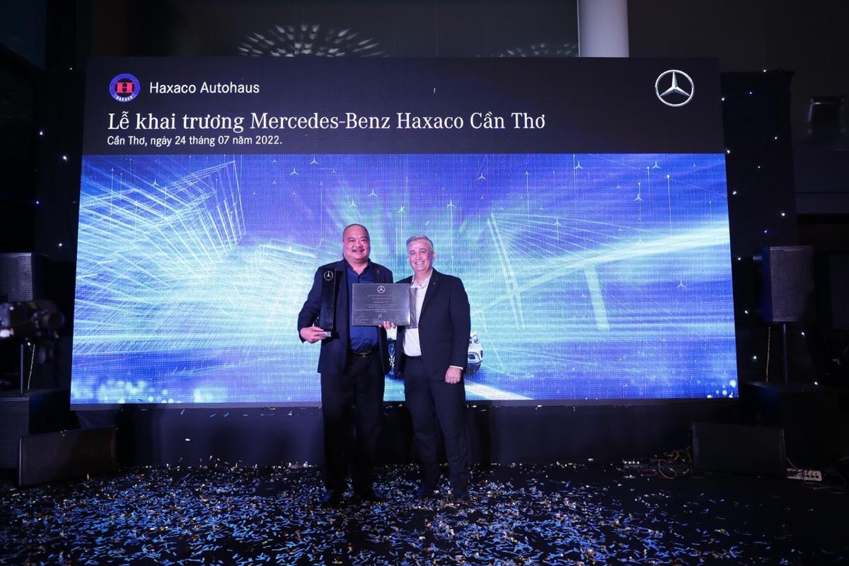 Ông Brad Kelly, Tổng giám đốc của Mercedes-Benz Việt Nam trao Chứng nhận Đại lý ủy quyền Mercedes-Benz Haxaco Cần Thơ cho Chủ tịch HĐQT Haxaco Đỗ Tiến Dũng.