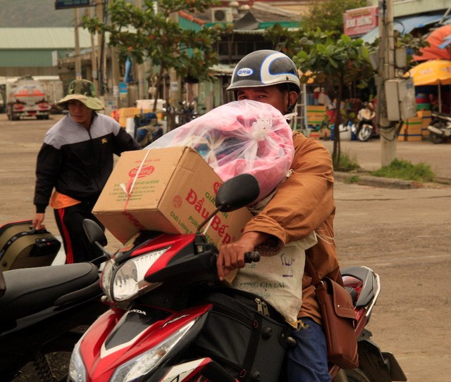 Dân đảo vượt biển vào đất liền sắm Tết ảnh 2