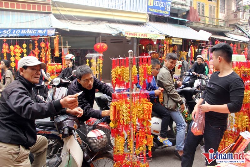 Người Hà Nội chen chân đi phiên chợ cuối cùng của năm ảnh 14
