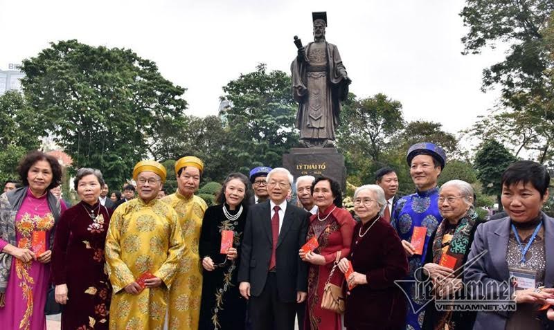 Tổng bí thư thả bộ bên Hồ Gươm ngày đầu năm mới ảnh 2