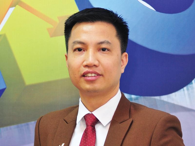 Đi hát karaoke, bạn có để ý cái tên VietKTV chạy ngang màn hình? ảnh 1