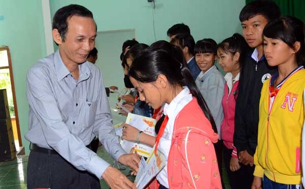 Quỹ học bổng “Swing for the Kids” đến với trẻ em Bình Định  ảnh 1